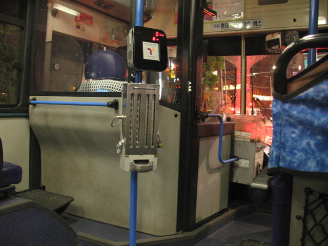Interior bus kota yang bersih, tempat pengemudi yang nyaman, sistem pembayaran bus yang praktis (kartu isi ulang atau tunai), dan deretan bangku yang minimalis memberi ruang lebih bagi penumpang berdiri