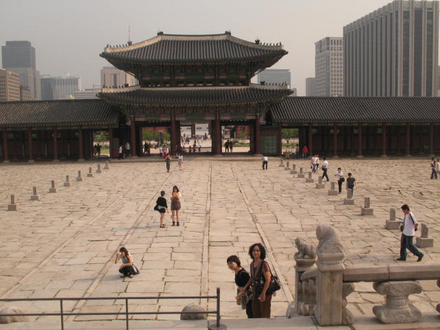 Salah satu obyek pariwisata peninggalan bersejarah di tengah kota Seoul