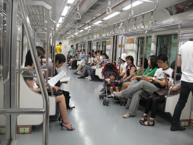 Transportasi massal Metro Subway yang lapang dan nyaman dengan penumpang yang duduk tenang
