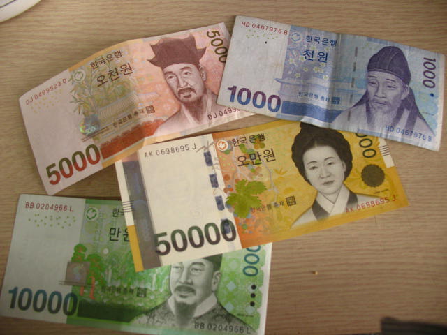 Beberapa pecahan mata uang Won (50.000 merupakan edisi terbaru)